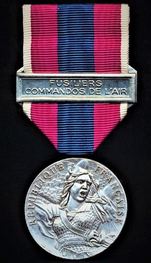France: National Defence Medal (Medaille de la Defense Nationale). Paris Mint model. 2nd class with clasp 'Fusiliers Commandos De L'Air'