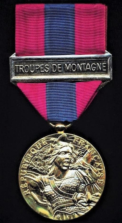 France: National Defence Medal (Medaille de la Defense Nationale). Paris Mint model. 3rd class with clasp 'Troupes De Montagne'