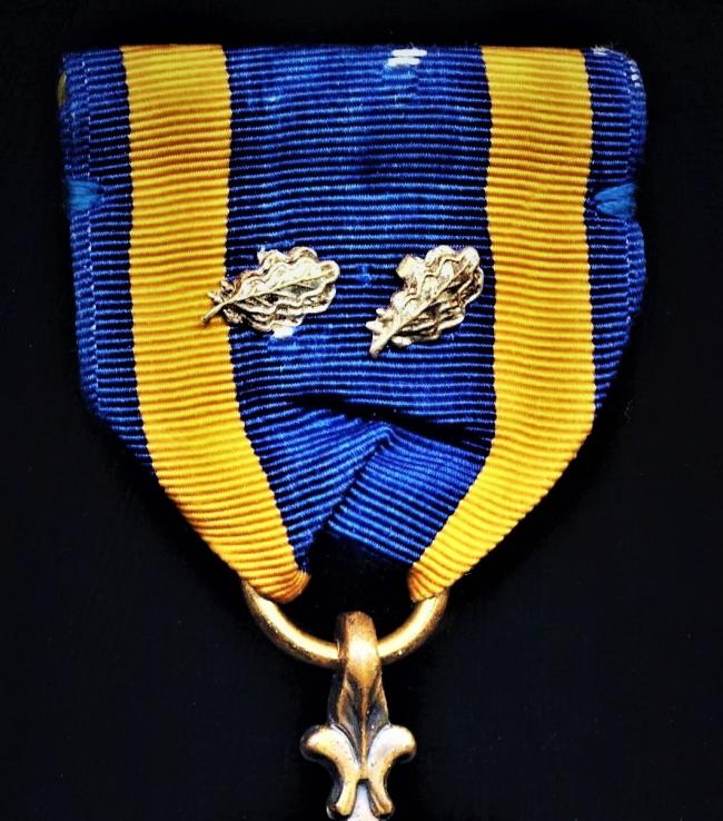 United States: Air Medal. With 2 x Silver 'Oakleaf' clusters on riband