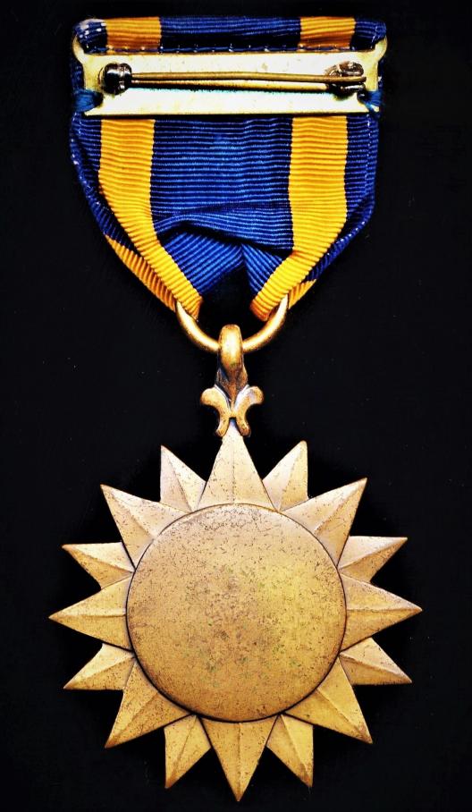 United States: Air Medal. With 2 x Silver 'Oakleaf' clusters on riband