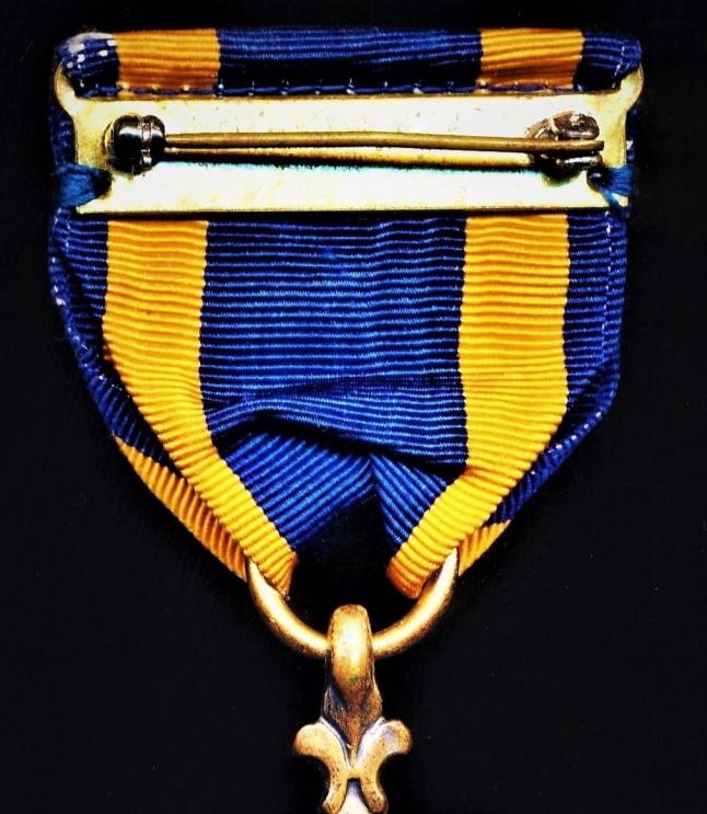 United States: Air Medal. With 2 x Silver 'Oakleaf' clusters on riband