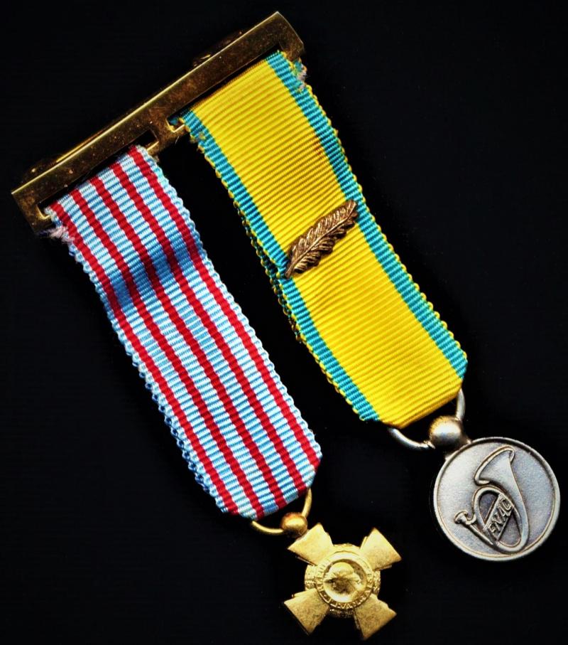 France: An un-attributed mounted pair of miniature medals to a French Combat veteran of the Chasseurs a Pied Alpins