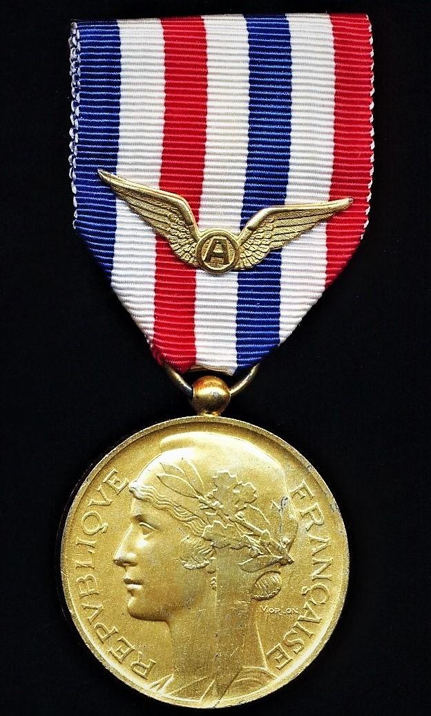 France: Aeronautical Medal of Honour (Medaille D'Honneur de l'Aéronautique en bronze). Gold grade medal. 2nd type. With gold 'Wings' emblem (A. Gautier 1971)