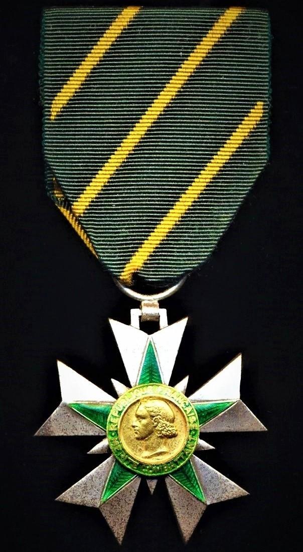 France: Order of Combatant Merit (Ordre du Mérite Combattant, chevalier). Third class 'Knight' silvered & enamelled breast badge (1953 to 1963)