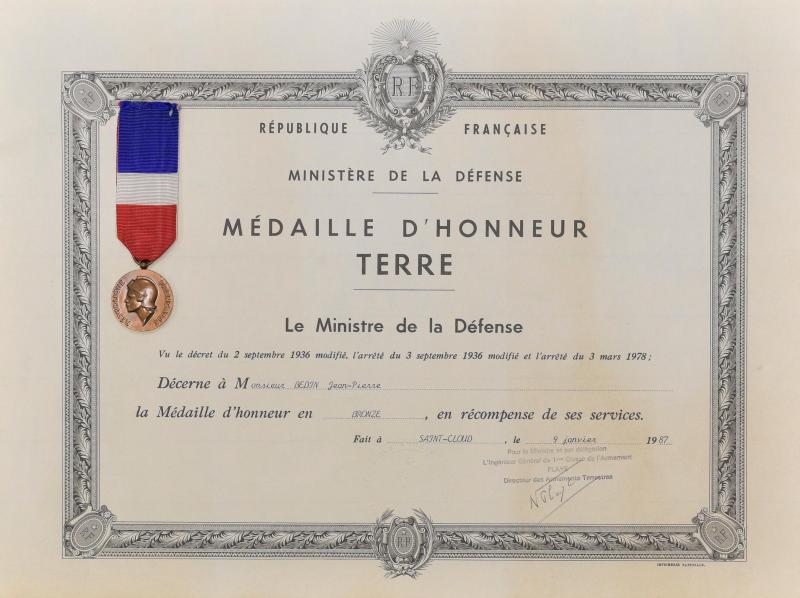 France: Medal of Honour for Civilian Workers of the Ministry of Defence (Medaille d'Honneur Terre). Bronze. Third type medal. Named & dated (J .P. Bedin 1986)