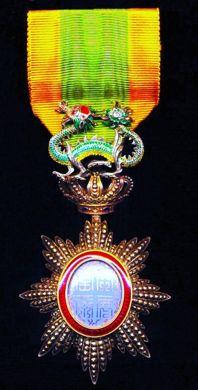 Annam (Kingdom) /France (Colonial): Order of the Dragon of Annam (Ordre Du Dragon D'Annam). 5th class Knight's breast badge, in silver gilt & enamel