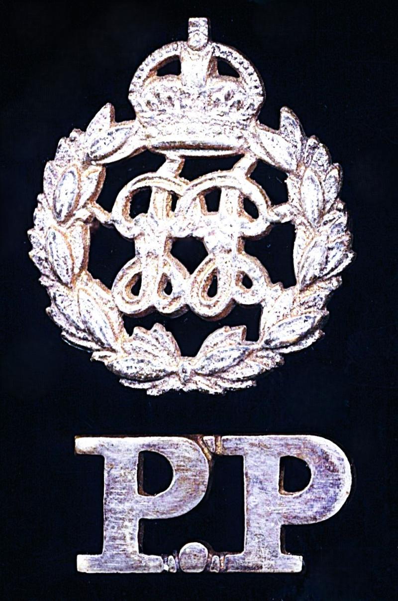 British India: Punjab Police. Lot of two white cap and officer shoulder title badges. Circa 1911-1947