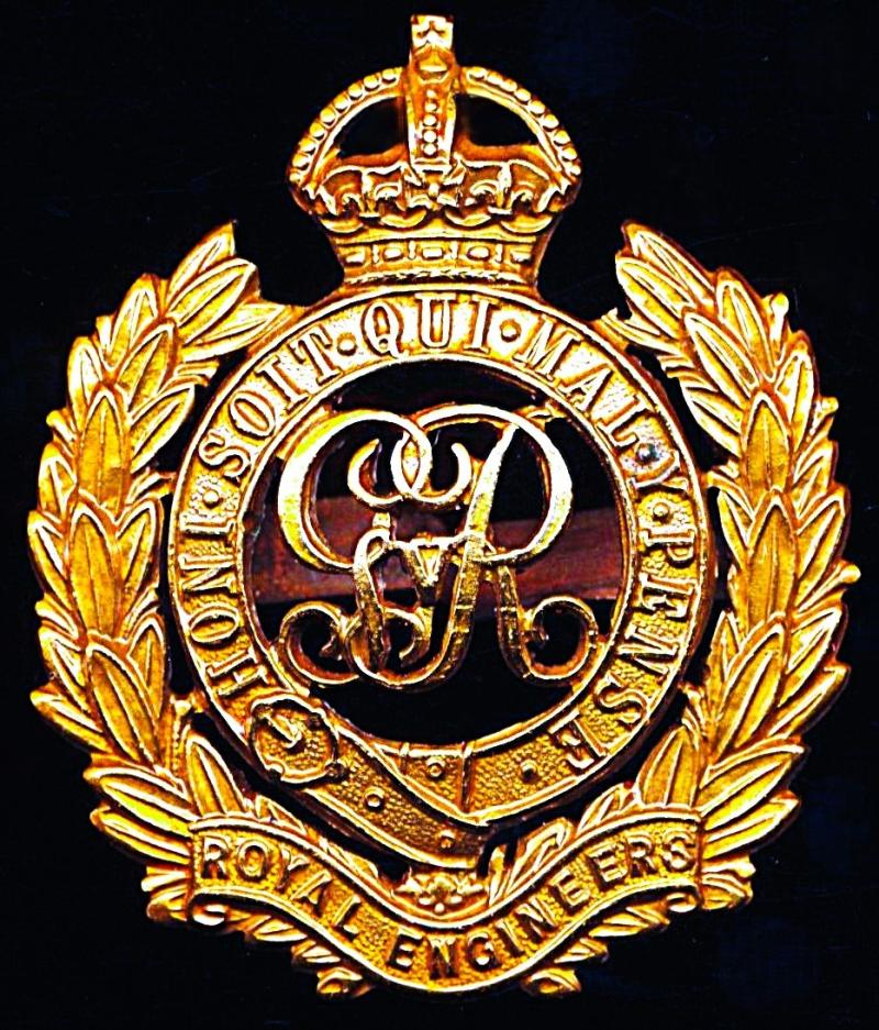 Royal Engineers. GV King's Crown gilding metal cap badge. Die-struck fretted laurels with voided centre