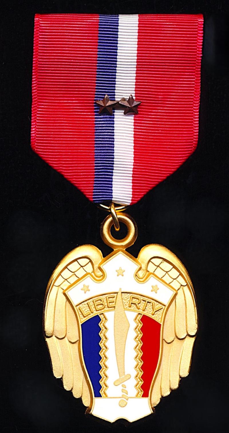 Philippines (Commonwealth 1935-1946): Liberation Medal 1941-1942. With 2 x bronze 'Service Stars' emblems