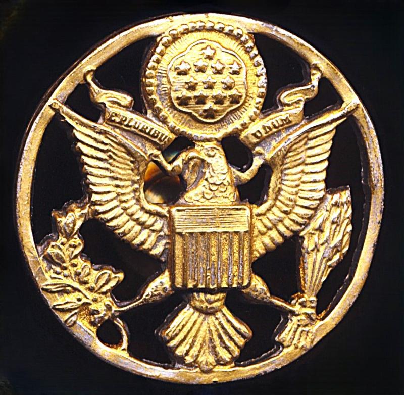 United States Army: Enlisted ranks gilt 'Visor-Cap' cap badge. Full-size