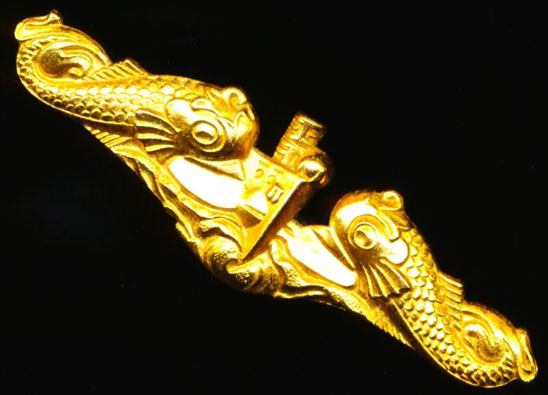 United States Navy: Submarine Warfare Insignia. Gold (gilt) Officers breast badge. Full-size
