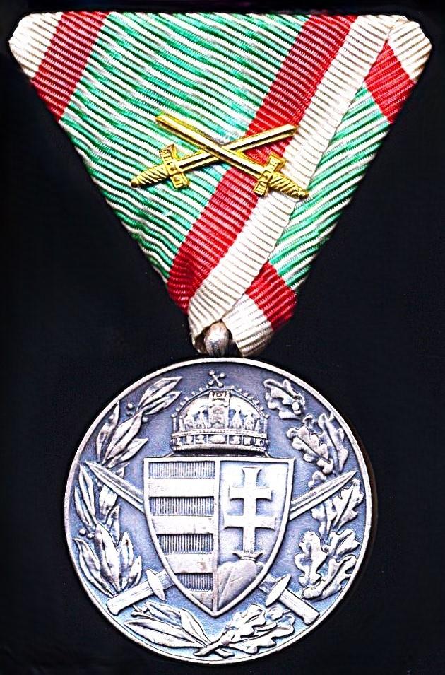 Hungary: War Medal 1914-1918. For Combatants. with gilt 'Swords' emblem. Silvered bronze