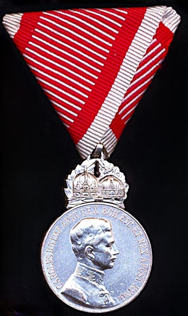 Austria (Empire): Military Merit Medal 'Signum Laudis'. Emperor Karl 1 obverse. Silver issue on 'Wartime' riband. 1917-18 issue