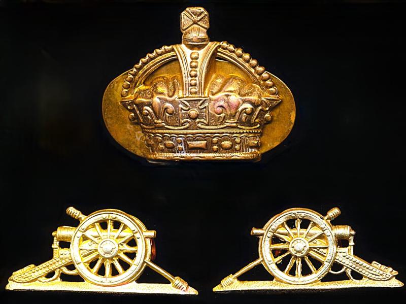 Royal Regiment of Artillery: Lot of Battery Sergeant Major (WOII) rank insignia as worn in Second World War. All in gilding metal