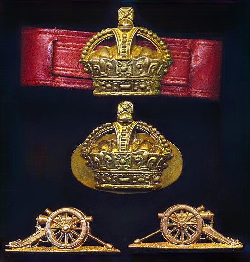 Royal Regiment of Artillery: Lot of Battery Sergeant Major (WOII) rank insignia as worn in Second World War. All in gilding metal