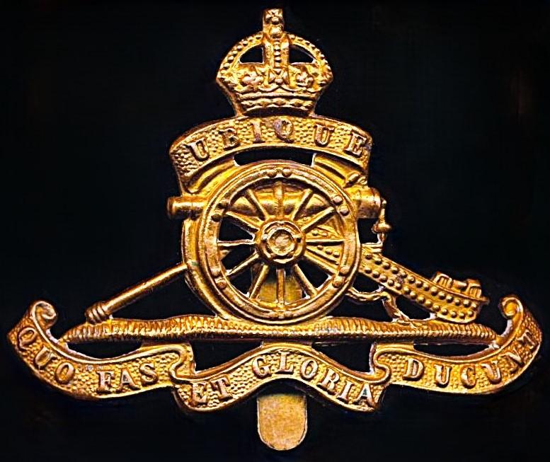 Royal Regiment of Artillery: Kings Crown gilding metal full-size cap badge. For wear on peaked cap and slouch hat