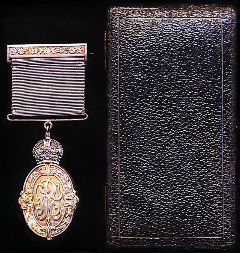 Kaisar-i-Hind. Silver issue (Second Class). GV second type breast badge with integral top brooch bar