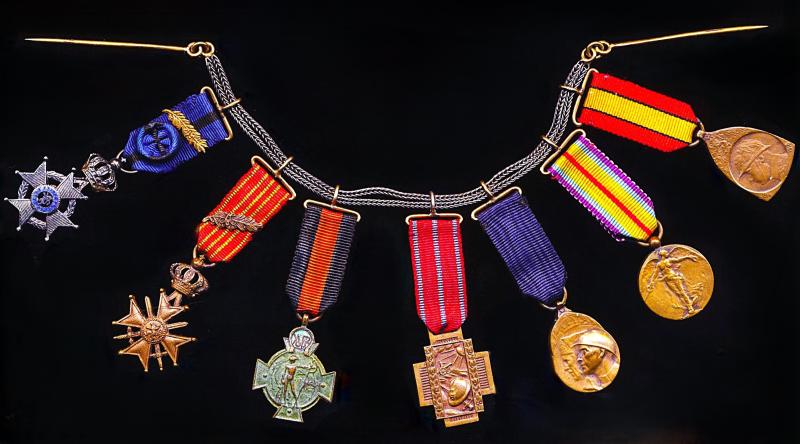 Belgium: An un-attributed contemporary Great War multi-decoration miniature medal group of 7: