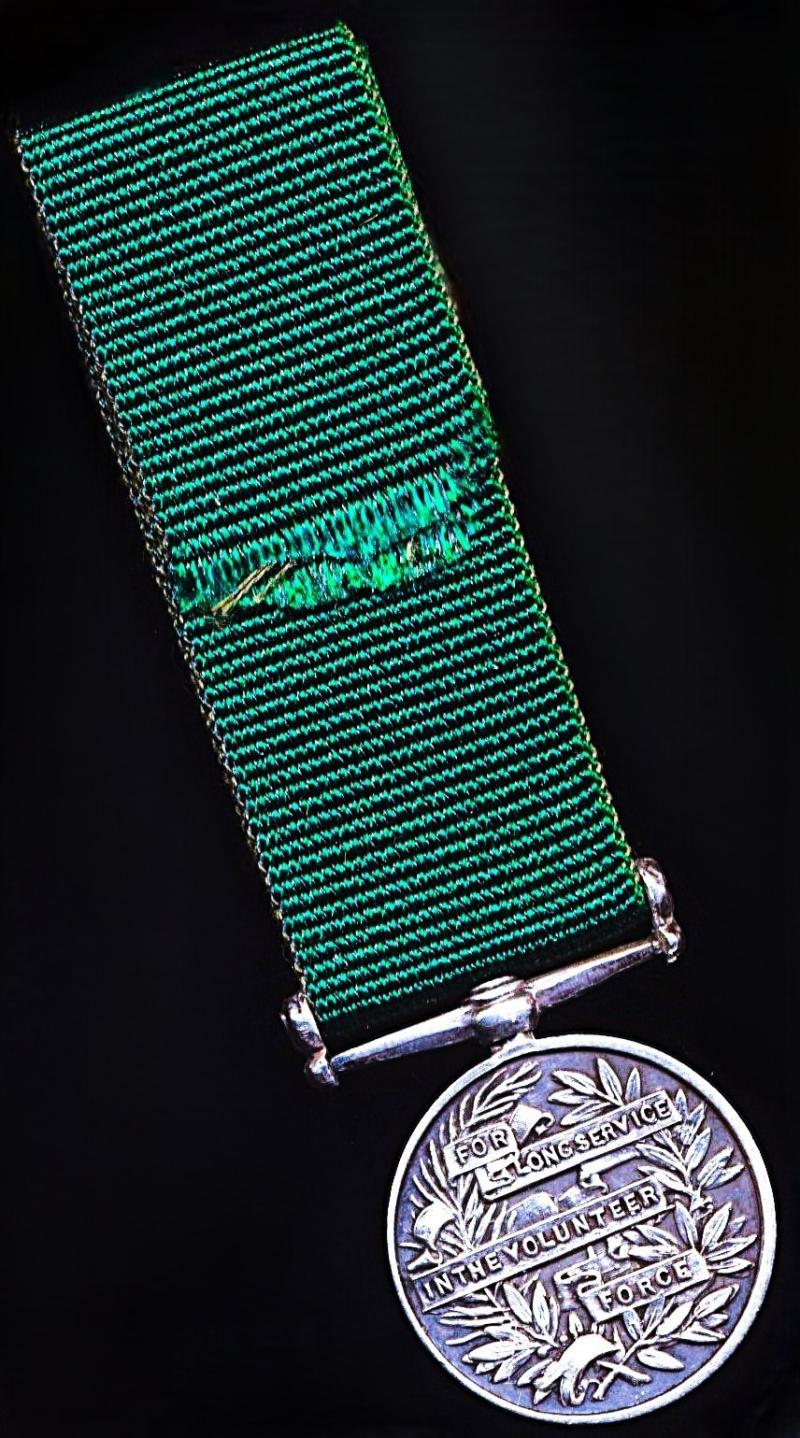 United Kingdom: Volunteer Force Long Service Medal EDVII issue. Variant type with the King-Emperor wearing 'Naval Admiral's Uniform'. As awarded to United Kingdom volunteers