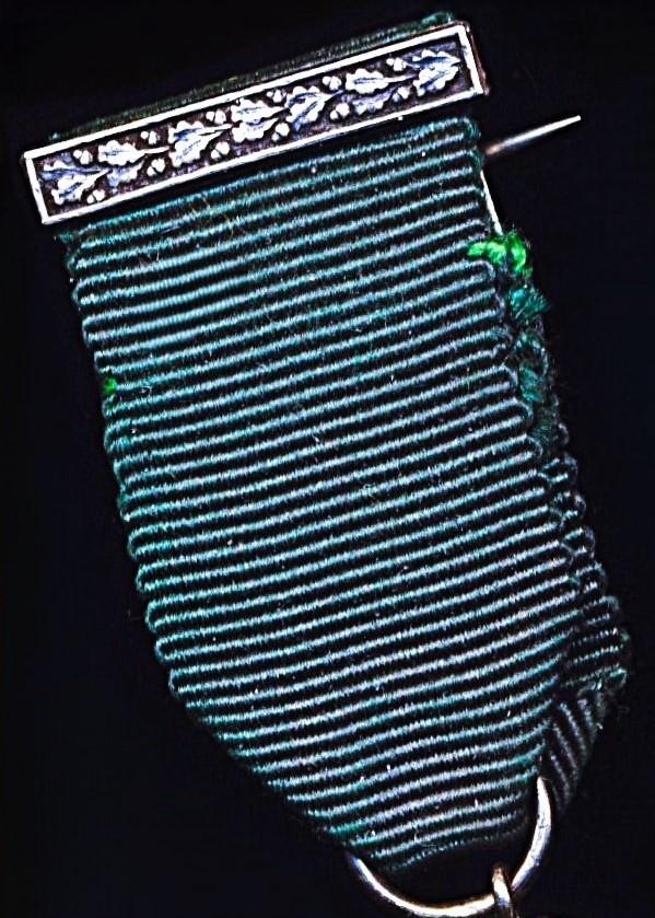 United Kingdom: Volunteer Decoration. With GV obverse cypher and the riband complete with the integral silver top brooch bar (with pin & clasp fittings).