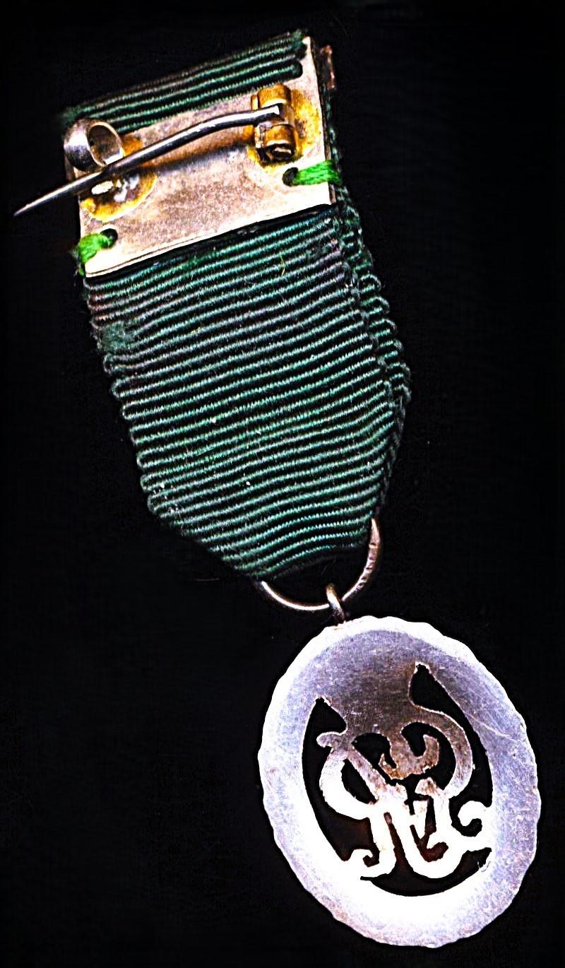 United Kingdom: Volunteer Decoration. With GV obverse cypher and the riband complete with the integral silver top brooch bar (with pin & clasp fittings).