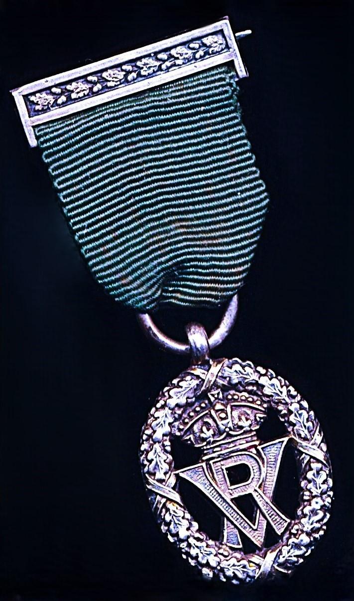 United Kingdom: Volunteer Decoration. With VR obverse cypher and the riband complete with the integral silver top brooch bar (with pin & clasp fittings)
