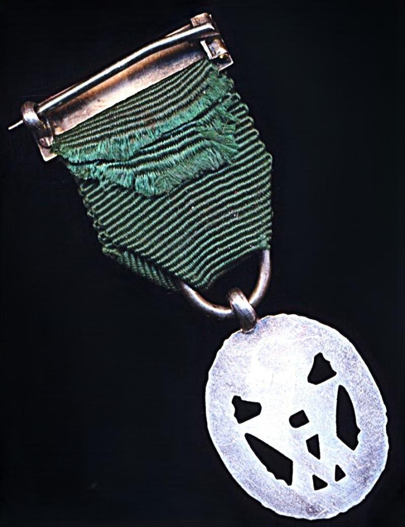 United Kingdom: Volunteer Decoration. With VR obverse cypher and the riband complete with the integral silver top brooch bar (with pin & clasp fittings)