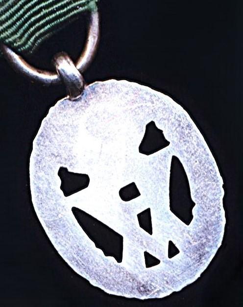 United Kingdom: Volunteer Decoration. With VR obverse cypher and the riband complete with the integral silver top brooch bar (with pin & clasp fittings)