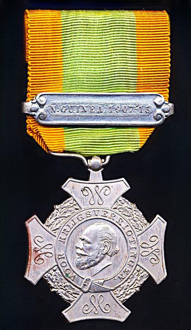 Netherlands Expeditions Cross (Expeditie-Kruis). 2nd Type Portrait Obverse. With 1 x clasp (or 'Gespen'). 'N. Guinea 1907-'15'