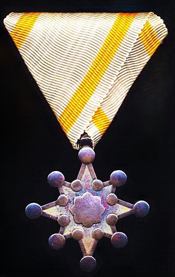 Japan (Showa era): Order of the Sacred Treasure. 8th Class breast badge. A cased set