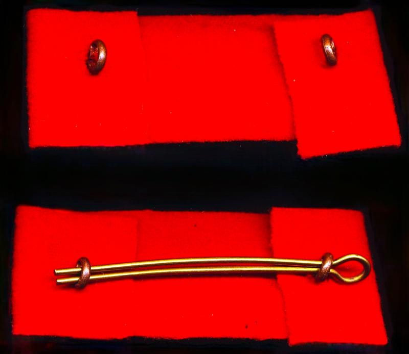 Union of South Africa (1910-61): Cape Town Highlanders. Pair of white-metal regimental shoulder title badges on 'Red Oath' flashes. Circa 1939-1945