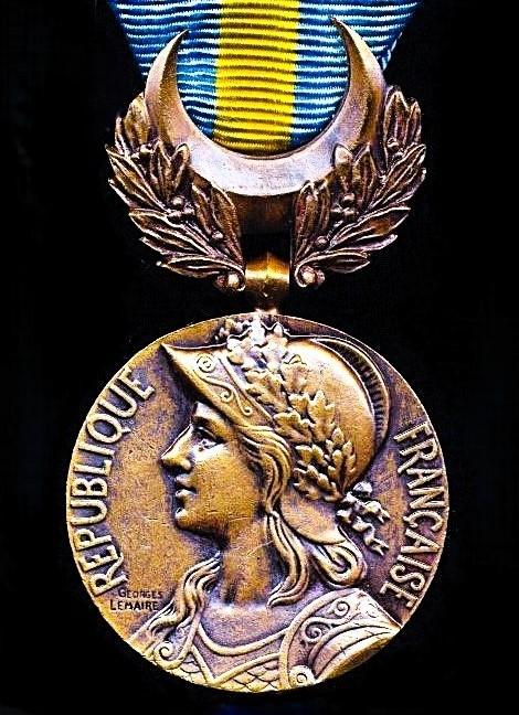 France: Middle-Eastern Campaign Medal (Medaille Commemorative des Operations du Moyen-Orient 1956 avec etoile blesses). Clasp 'Moyen Orient', a 'Wound Star' emblem, & 'Para' regimental insignia of 6th Marine Infantry Parachute Regiment, or 6e RPIMa